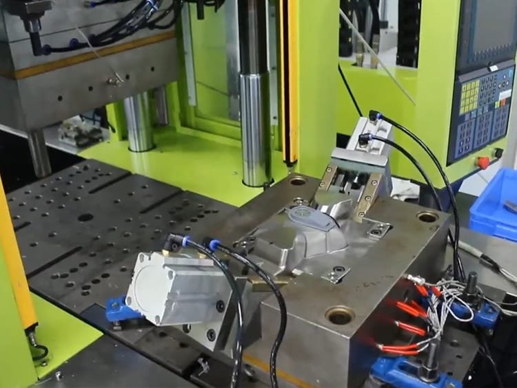 Silicone composite insulator housing injection molding process